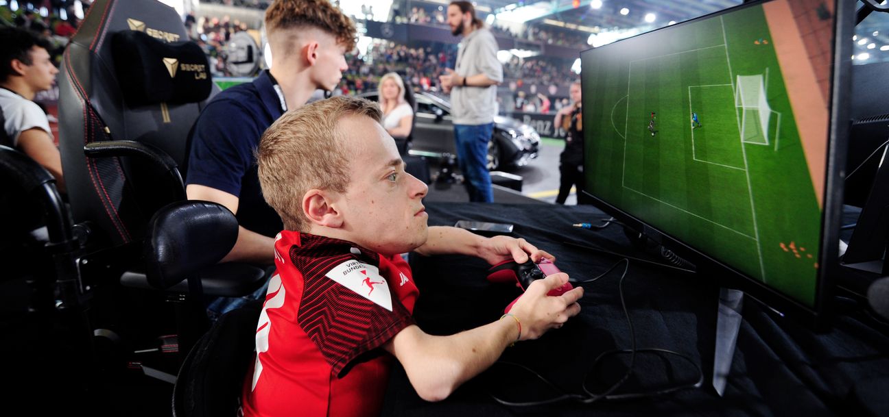 Niklas "Niklugi" Luginsland, kommt aus Altensteig und spielt trotz Glasknochenkrankheit sowohl in der Sparte des VfB Stuttgart, als auch für das Team von Nationaltorhüter und FC Arsenal-Star Bernd Leno. Bild: Photostampe