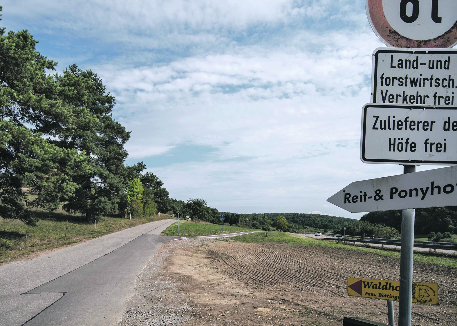 Von Gechingen aus führte bereits ein kleines Radweg-Teilstück Richtung Deufringen. Dann jedoch musste der Panoramaweg gewählt werden. Jetzt kann rechts abgefahren werden parallel zur Kreisstraße.  Bild: Richter