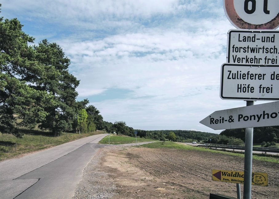 Von Gechingen aus führte bereits ein kleines Radweg-Teilstück Richtung Deufringen. Dann jedoch musste der Panoramaweg gewählt werden. Jetzt kann rechts abgefahren werden parallel zur Kreisstraße.  Bild: Richter