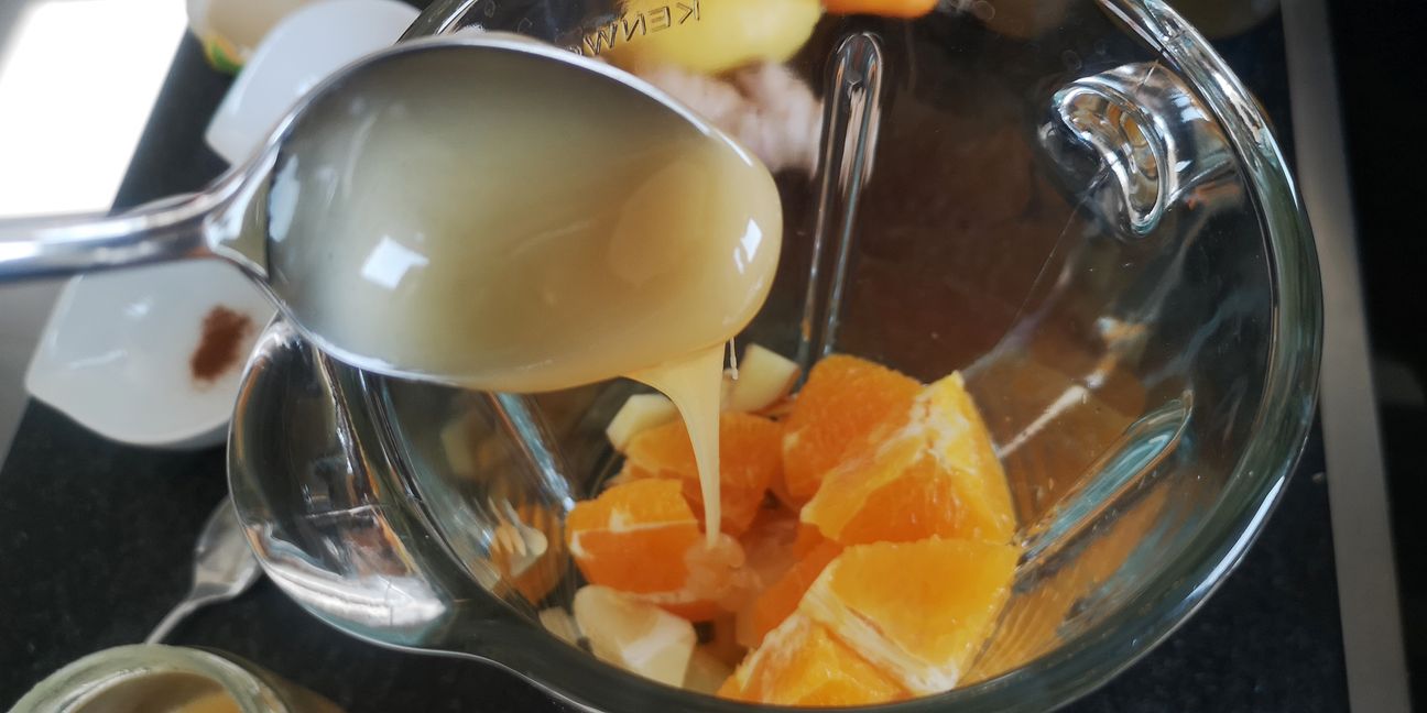 Alle Zutaten in den Mixer geben und fein pürieren. Bild: Groß