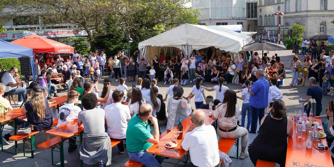 Auf dem Sindelfinger Rathausvorplatz fand zum 26. Mal das griechische Kulturfest statt. Bild: Dettenmeyer