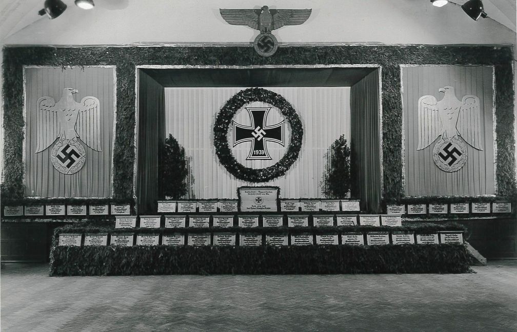 Am 15. März 1942 wurde im gesamten Deutschen Reich der „Heldengedenktag“ begangen – so auch in Sindelfingen. „Die Festhalle war würdig geschmückt. Von zwei Pylonen am Saaleingang flammten die Opferfeuer.   Bild: Stadt Sindelfingen