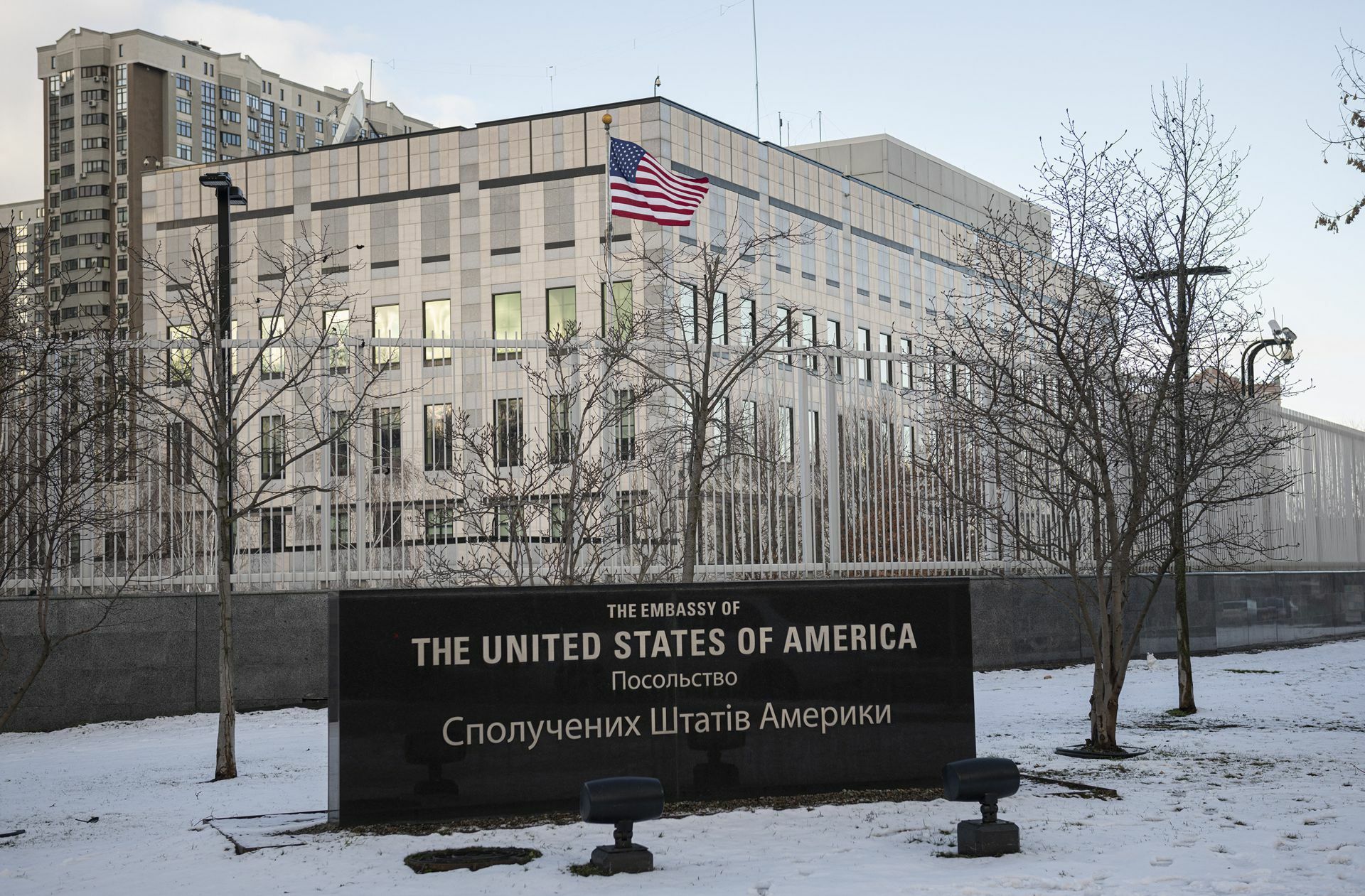 Nicht nur die USA, auch Australien haben ihre Botschaft von der ukrainischen Hauptstadt Kiew nach Lwiw (Lemberg) nahe der polnischen Grenze verlegen lassen. Die Stadt mit ihren 730 000 Einwohnern ist die siebtgrößte Stadt in der Ukraine; ihre Altstadt ist Teil des Unesco-Weltkulturerbes.