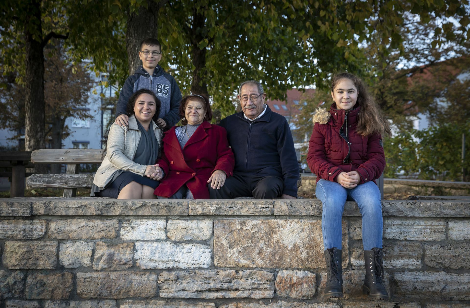Als türkische Schwaben sehen sich Songül Demirbilek (links), ihre Kinder Can und Ela und die Eltern Senem und Hamza Yildiz heute.
 Foto: Lichtgut/Julian Rettig