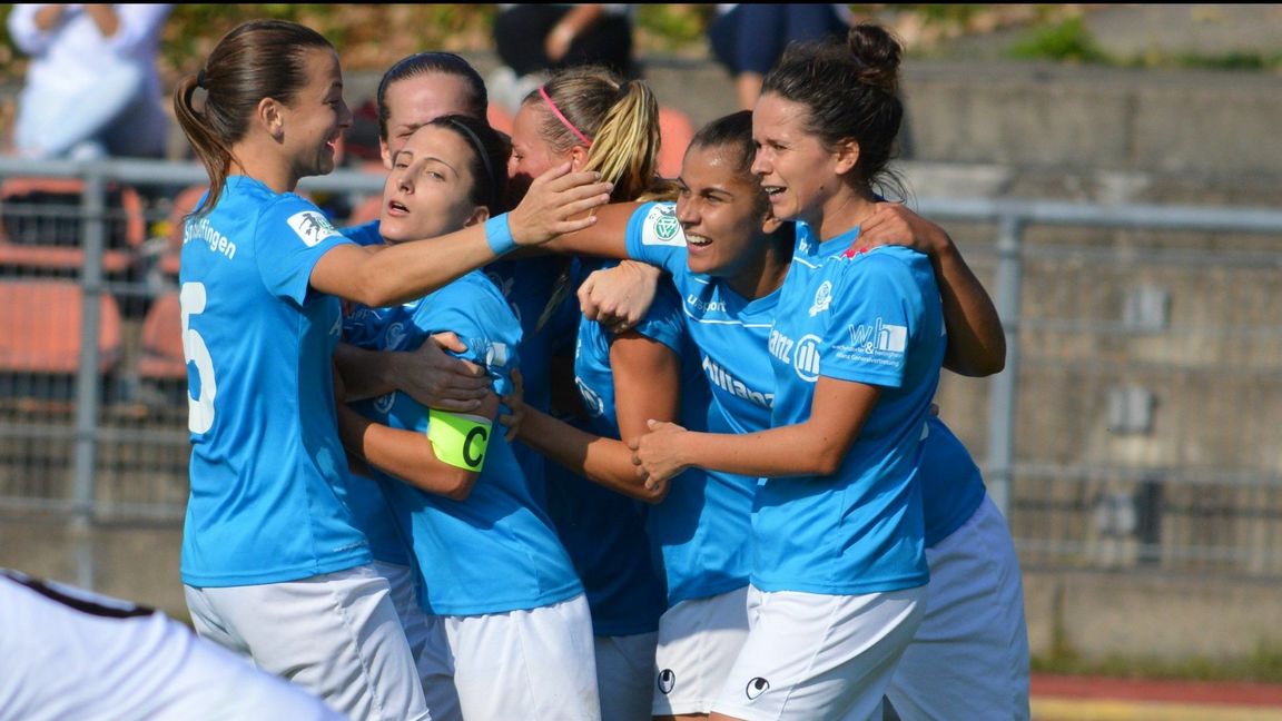 Hier lässt sich Anja Selensky als Spielführerin noch im Sindelfinger Trikot bejubeln. Mittlerweile führt sie als Kapitänin den VfB Stuttgart aufs Feld und strebt nach noch Höherem.    Bild: Zvizdiç