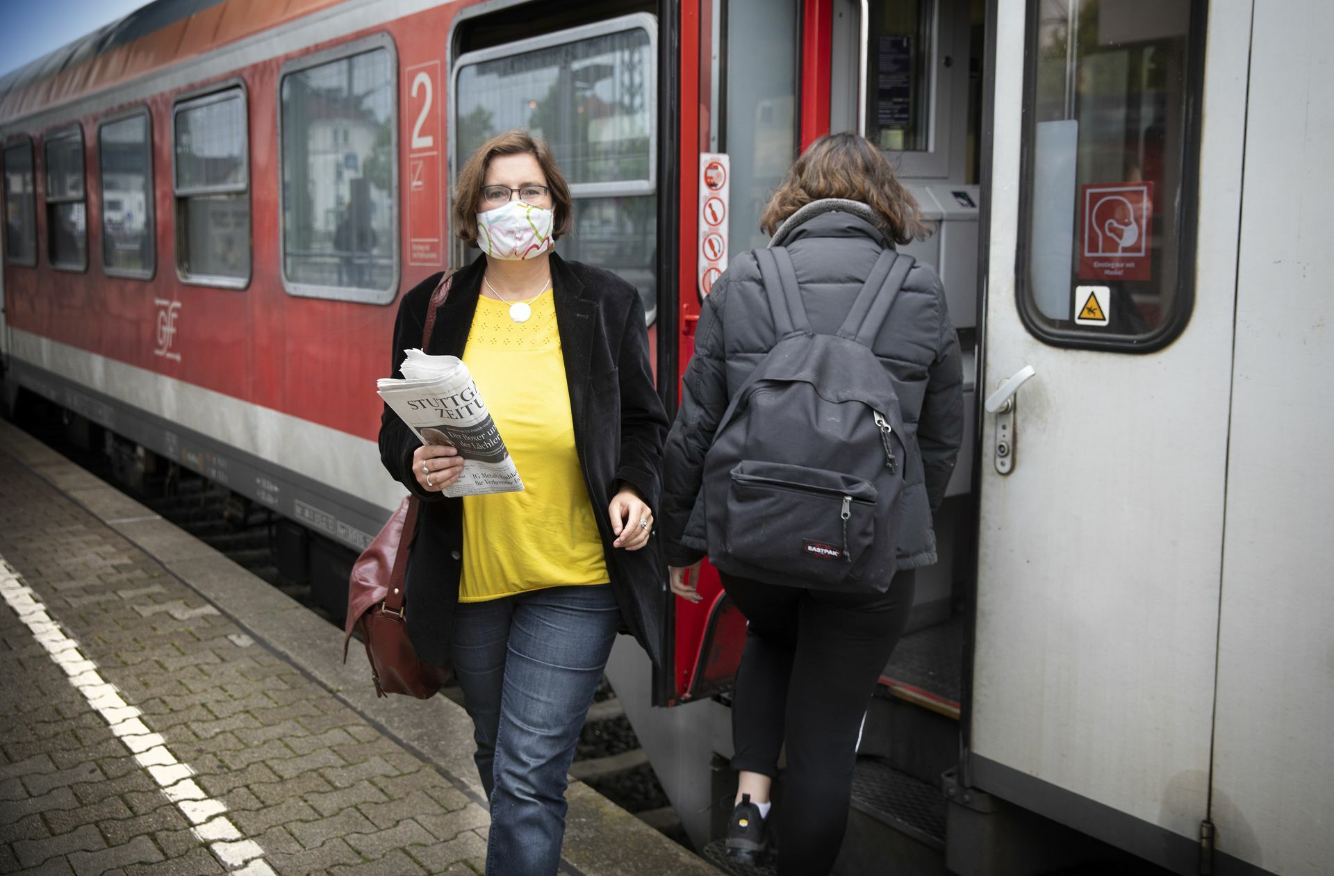 „Design und Ausstattung sind nicht auf dem allerneuesten Stand“: unsere Autorin Tanja Schleyerbach vor einem Abellio-Zug.