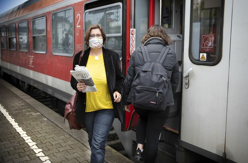 „Design und Ausstattung sind nicht auf dem allerneuesten Stand“: unsere Autorin Tanja Schleyerbach vor einem Abellio-Zug.