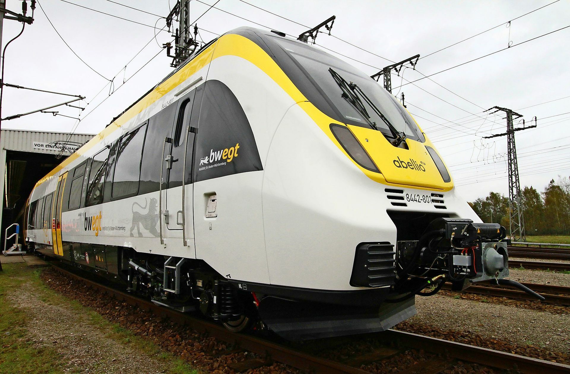 Offenbar konnte Bombardier die modernen, gelb-weißen bwegt-Züge (bwegt heißt die Mobilitätsmarke des Verkehrsministeriums Baden-Württemberg)  noch nicht liefern. Bis Ende des Jahres, heißt es, solle dieser Missstand behoben sein.