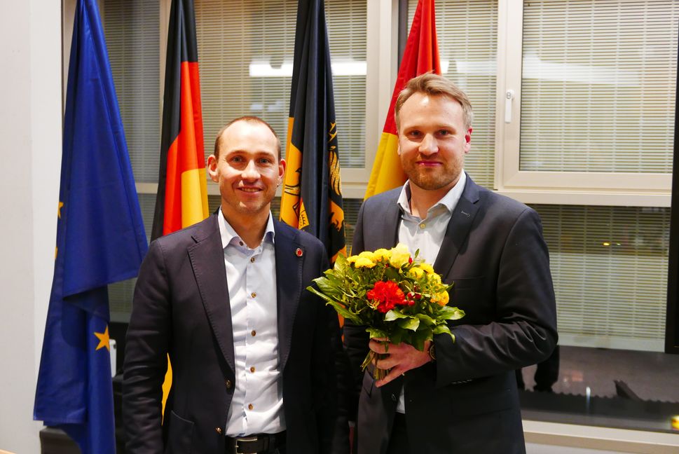 Sven Reisch (rechts)  nach seiner Ernennung mit Oberbürgermeister Dr. Stefan Belz. Bild: Jung