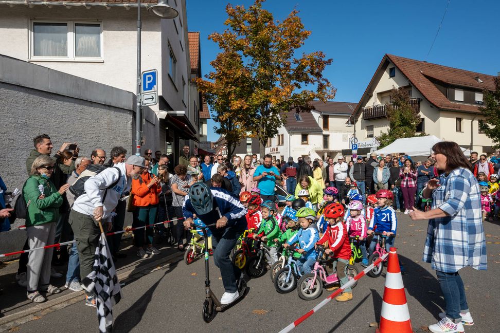 viel Spaß für die Jüngsten, das erste Laufradrennen in Holzgerlingen. Bild: Nüßle
