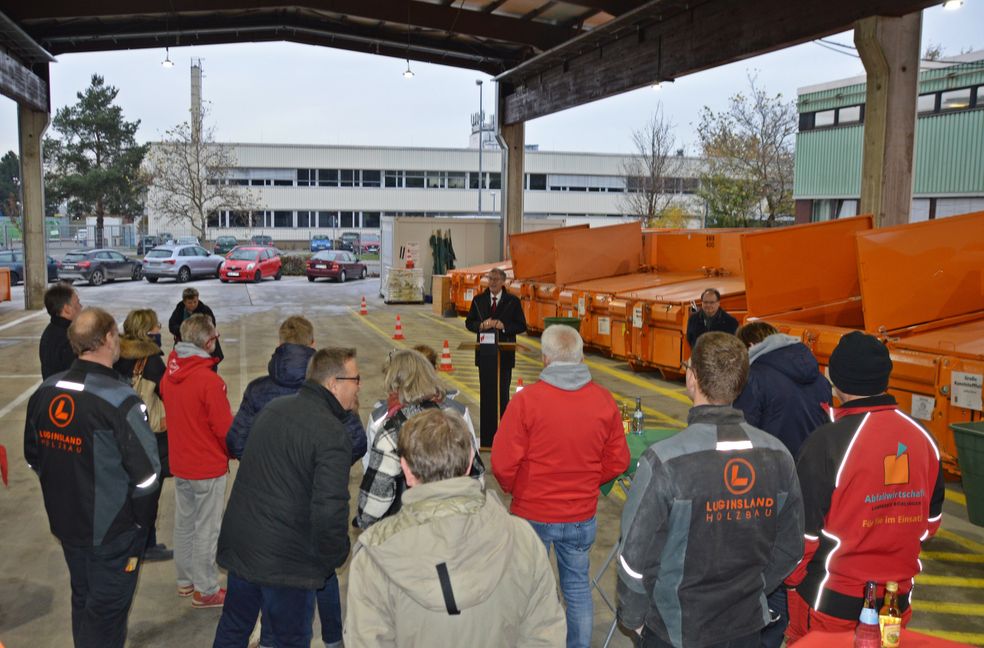 Landrat Roland Bernhard hat am Freitag den sanierten Wertstoffhof auf der Hulb offiziell eingeweiht. Bild: Hamann