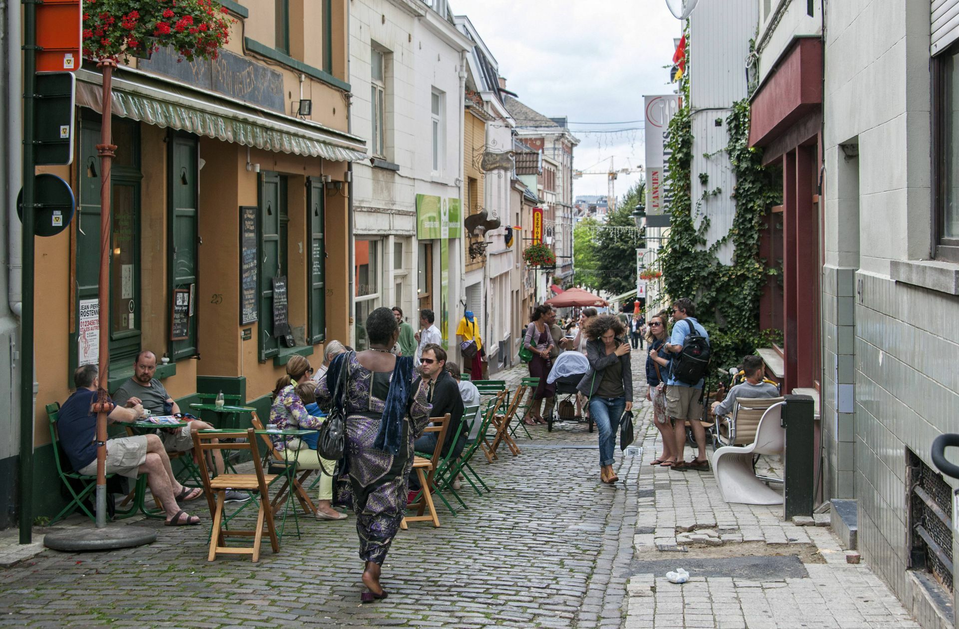 Wer einen Tag in der Woche weniger arbeitet, hat mehr Zeit für andere Dinge des Lebens – zum Beispiel einen Plausch in einem Café.