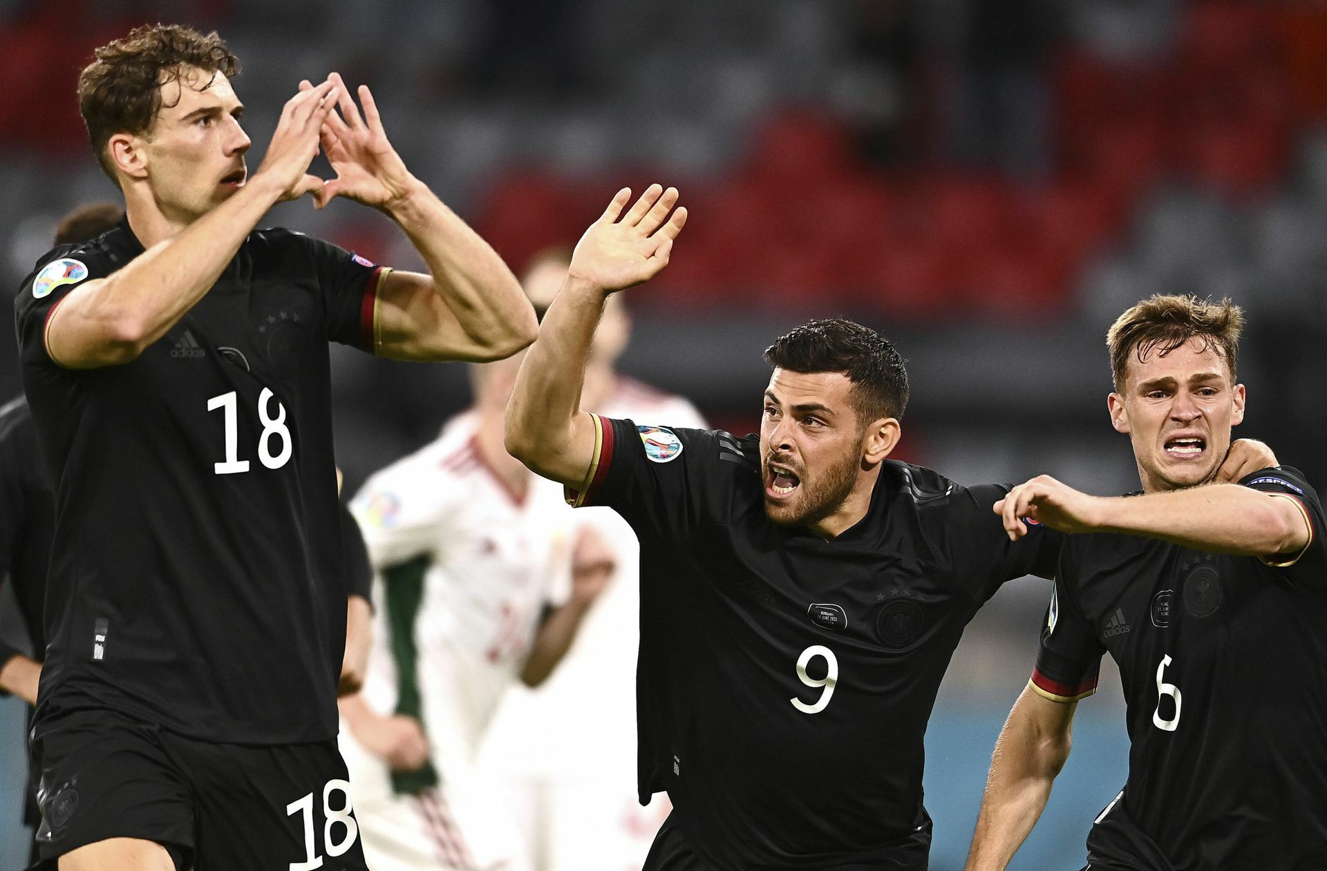 Leon Goretzka (li./mit Kevin Volland und Joshua Kimmich), der zum 2:2 gegen Ungarn getroffen hatte, drängt im EM-Achtelfinale gegen England in die Startelf.
 Foto: dpa/Lukas Barth