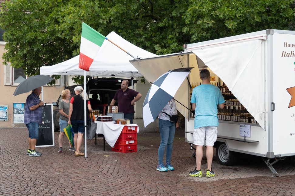 Trotz des Regens kamen die Besucher zum Honig- und Ölmarkt.