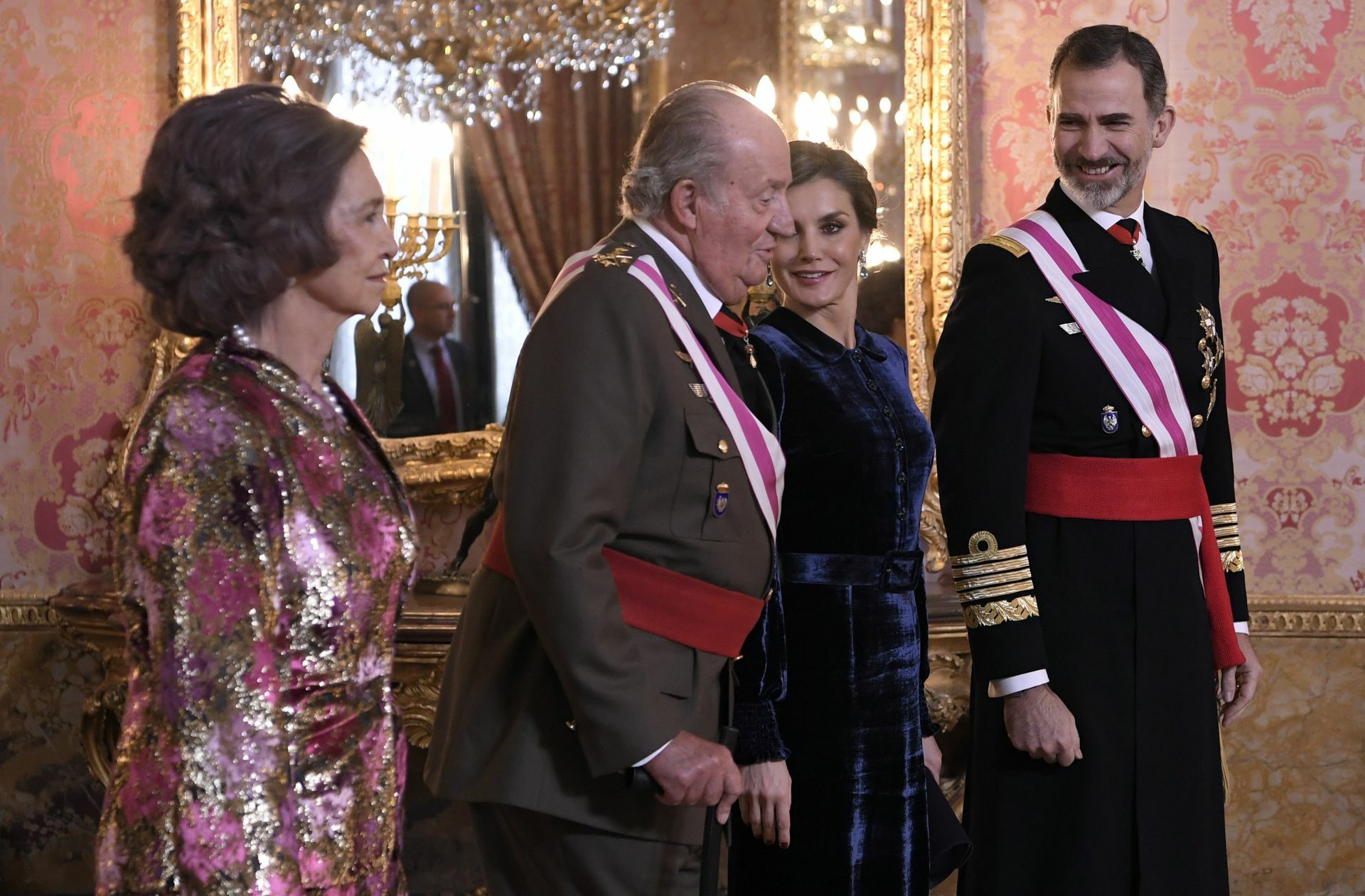 Der ehemalige spanische König Juan Carlos I. (zweiter von links)  und seine Ehefrau Königin Sofia (links) sowie der spanische König Felipe VI. (rechts) und seine Ehefrau Königin Letizia erwarten 2018 im Königlichen Palast in Madrid.