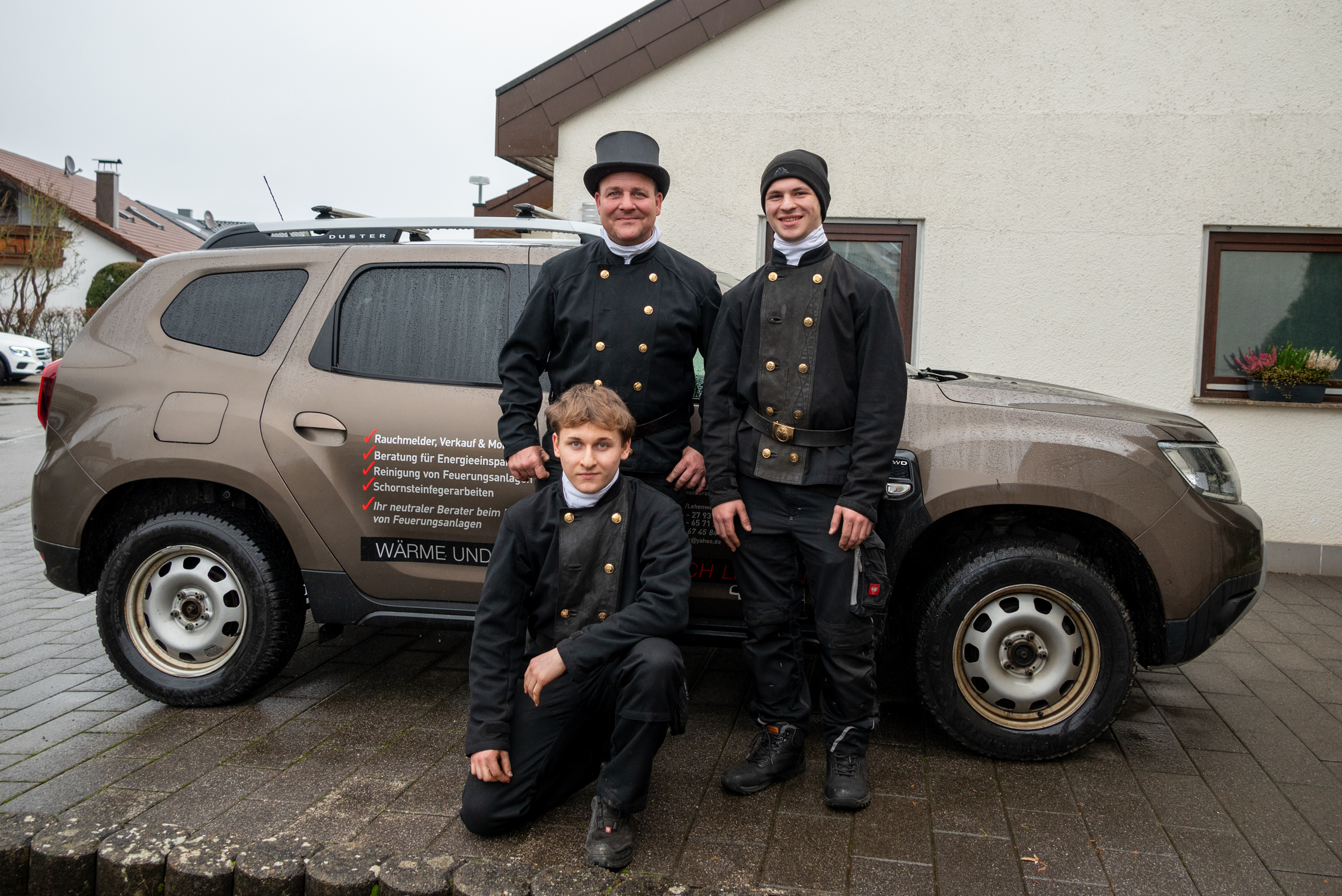 Ein starkes Team: Bezirksschornsteinfegermeister Sven Gerlach, Azubi Lukas Ayasse und Mick Gerlach (vorn). Bild: Nüßle