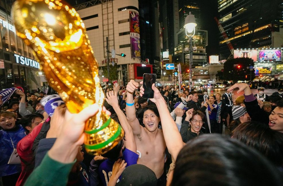 In Tokio feiern Menschen ohne Maske den Sieg der japanischen Elf gegen Deutschland. In China reibt man sich ob solcher Bilder die Augen.
