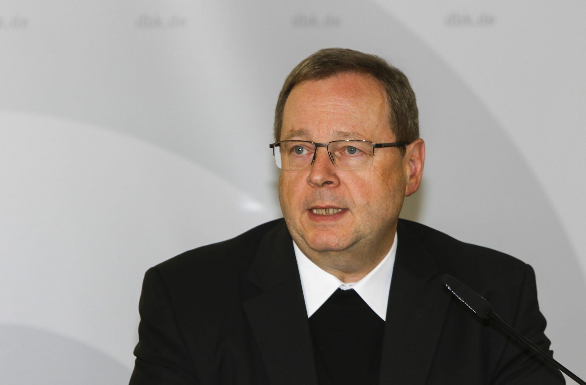 Eine Vollversammlung, bei der jeder allein ist: hier der Vorsitzende der Deutschen Bischofskonferenz, Georg Bätzing (Limburg). Foto: dpa/Arne Dedert