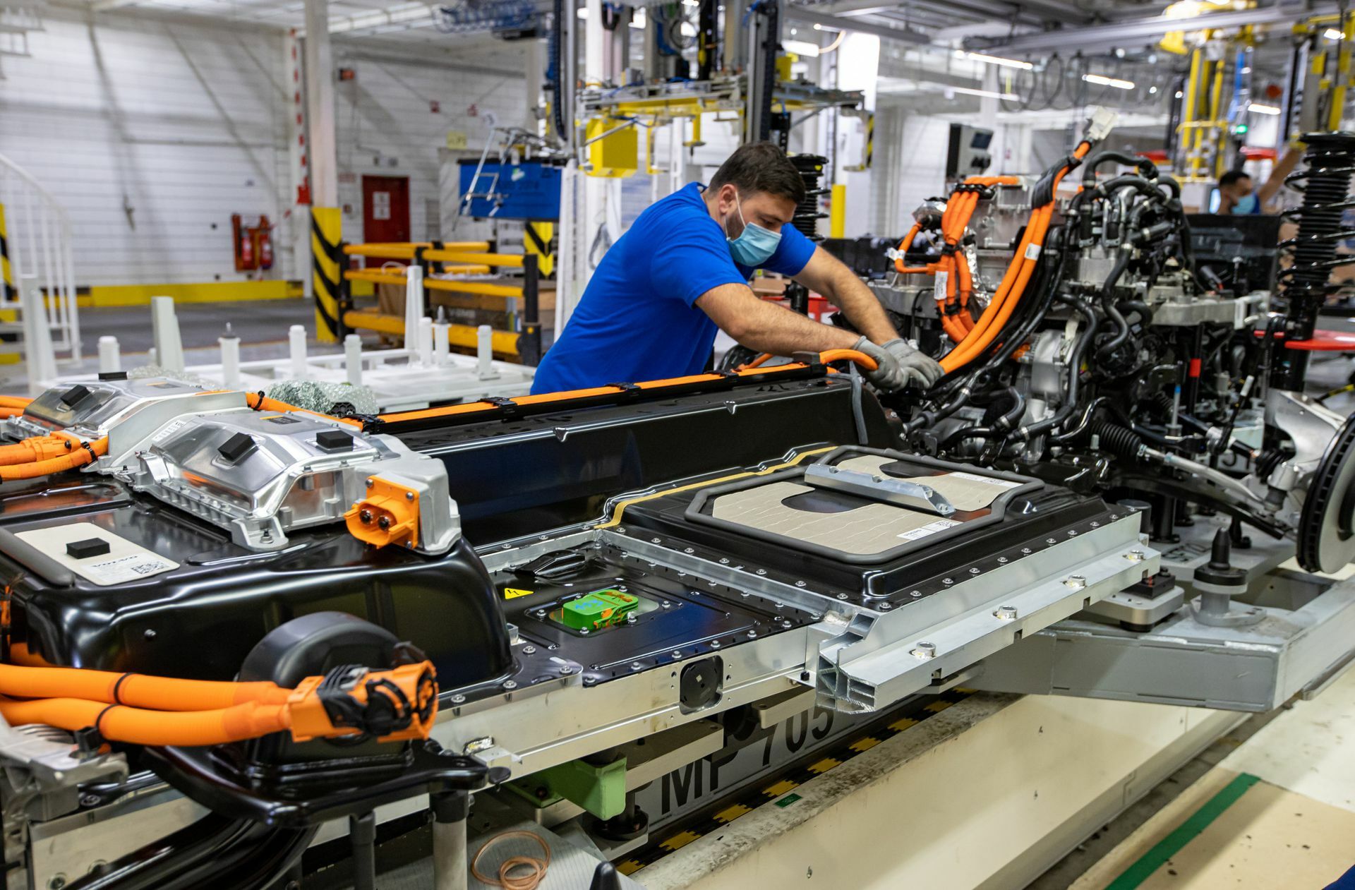 Ein Mitarbeiter des Fahrzeugherstellers Volvo in Belgien arbeitet an der Produktion eines Elektrofahrzeuges. Auch er dürfte bald die Möglichkeit haben, seine Arbeitszeit auf  vier Tage zu reduzieren.