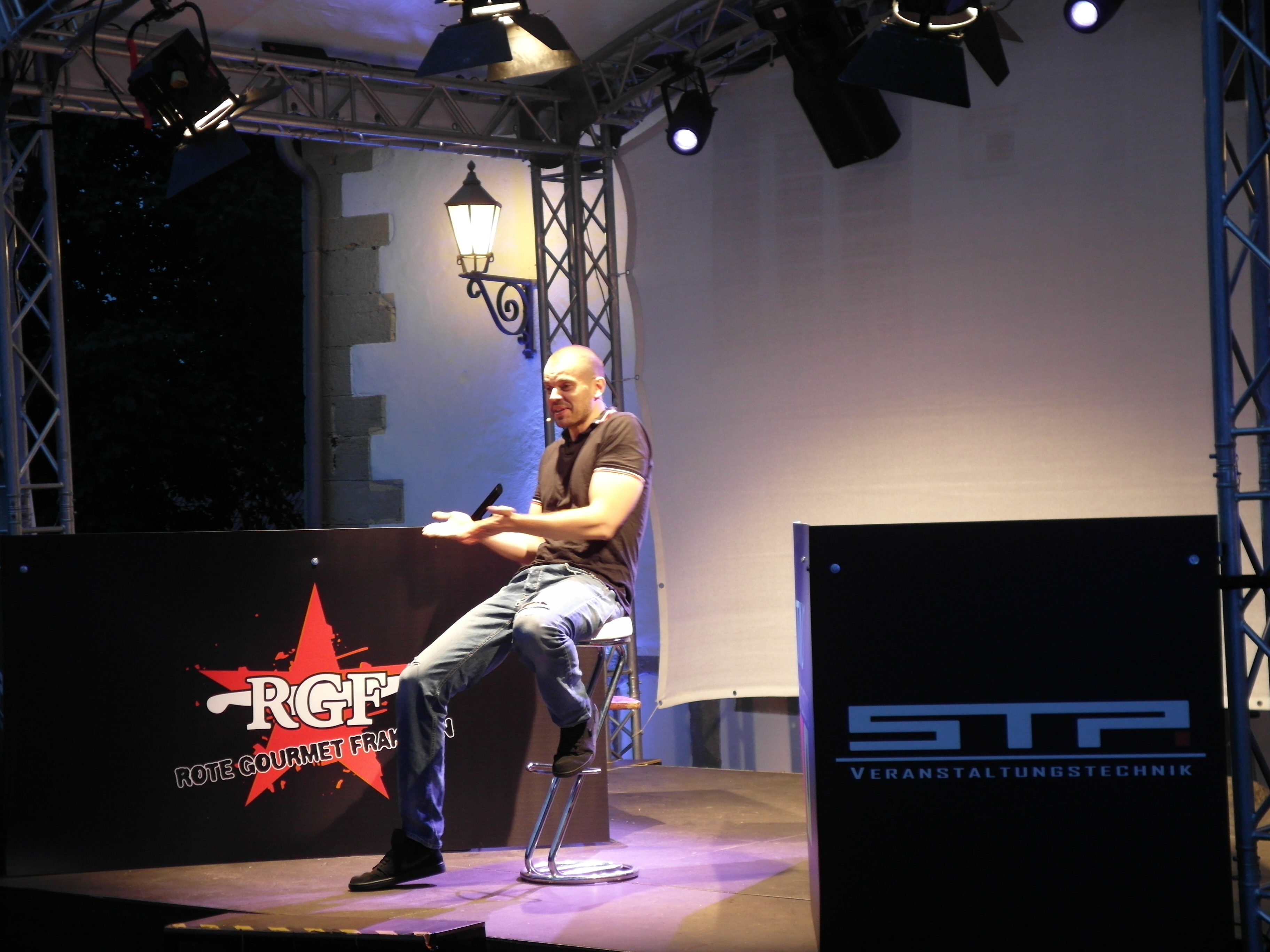 Der aus Kasachstan stammende Comedian Nikita Miller hat bei der Veranstaltungsreihe "Kulturbühne Schloss Dätzingen" knapp 60 Zuschauer begeistert. Bild: Staber