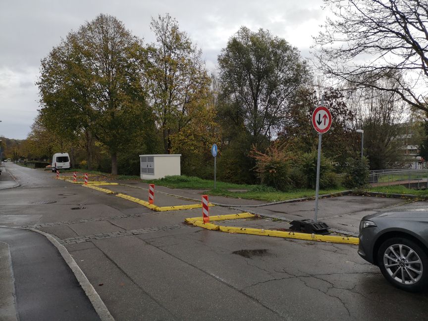 Vonseiten der Verwaltung wurde aufgrund vieler positiver Rückmeldungen der Vorschlag einer dauerhaften Straßenverengung in den Gemeinderat eingebracht. Bild: Nüßle