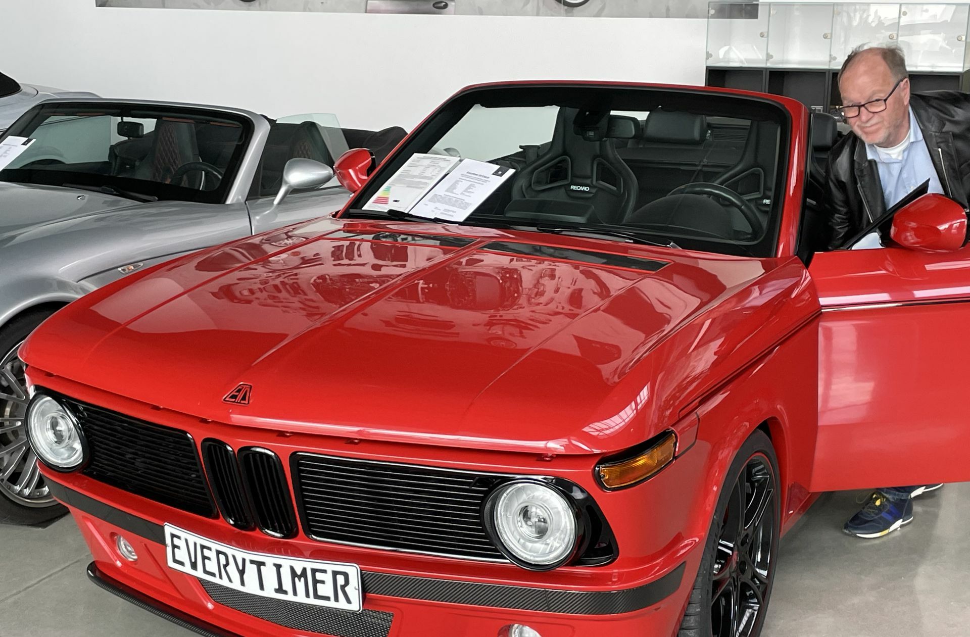 Friedhelm Wiesmann präsentiert den BMW-Everytimer.