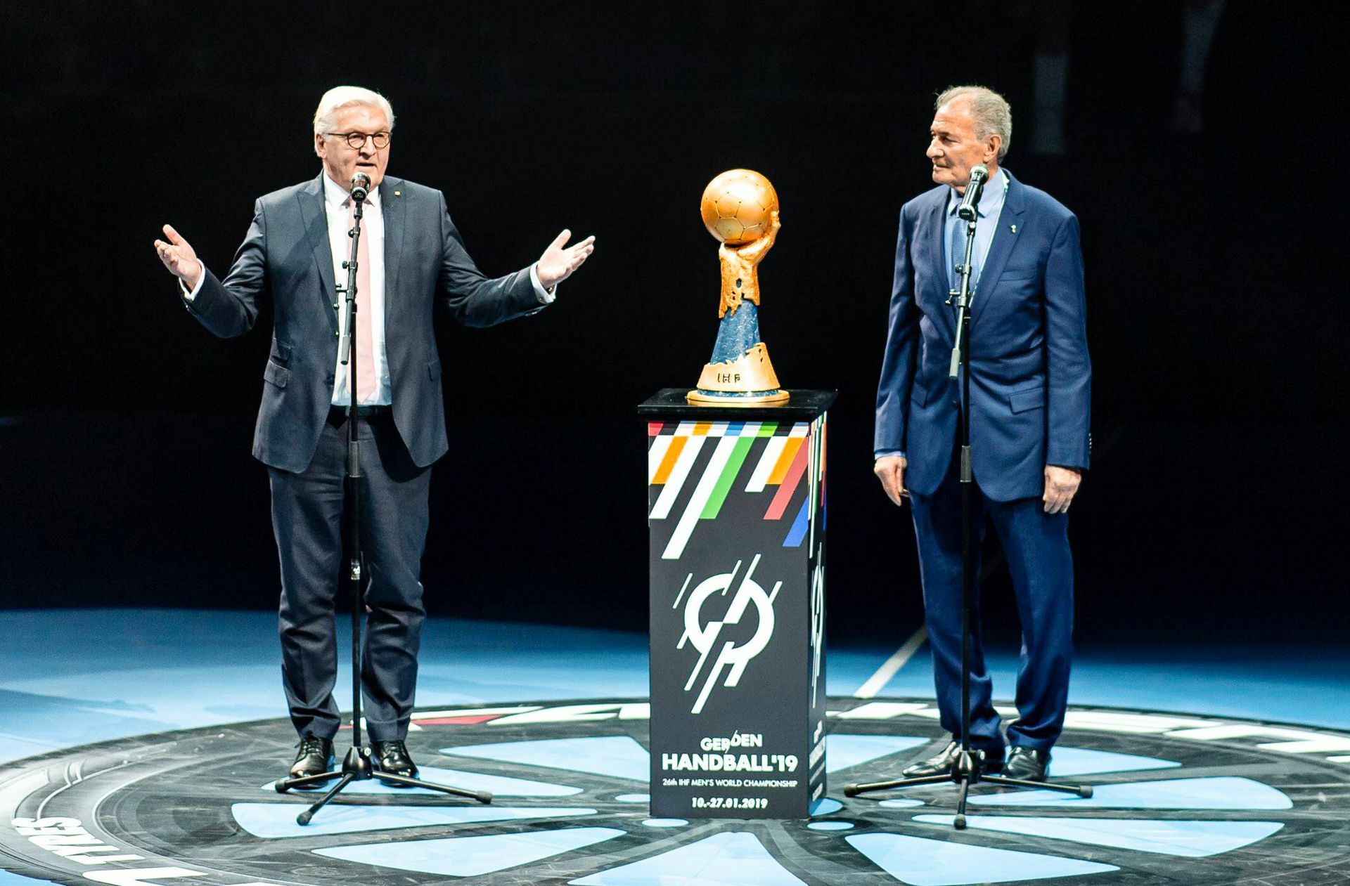 Hassan Moustafa (re.) bei der  Eröffnung  der Handball-WM 2019 in Berlin,  gemeinsam mit Bundespräsident Walter Steinmeier.  Foto: imago/Jörg Schüler
