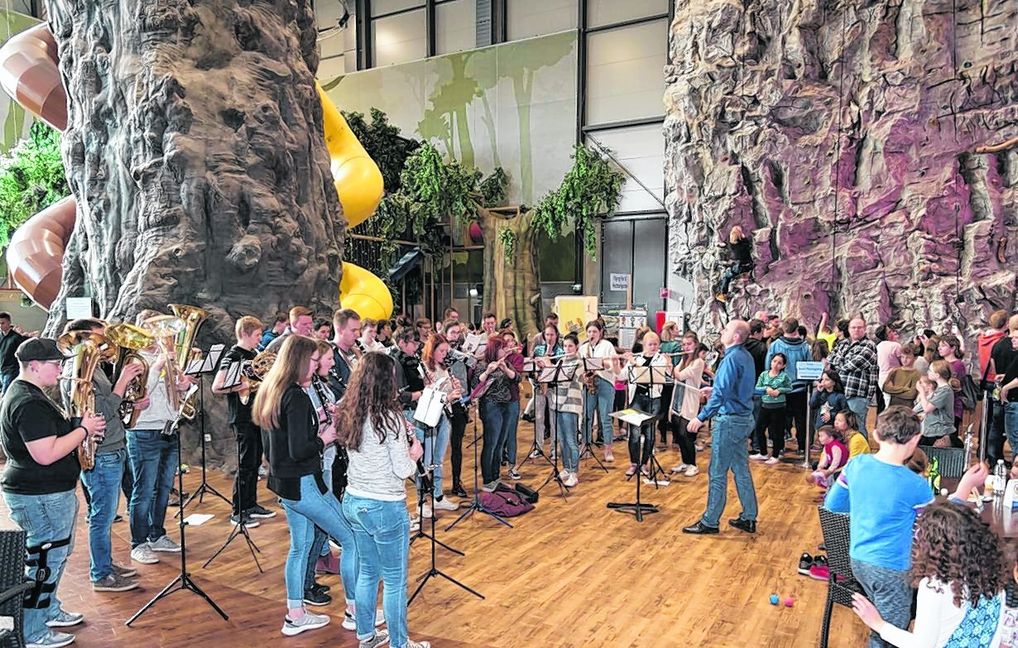 Konzert vor ungewöhnlicher Kulisse: Kreisjugendorchester Pforzheim/Enzkreis im Sensapolis. Bild: Nüßl