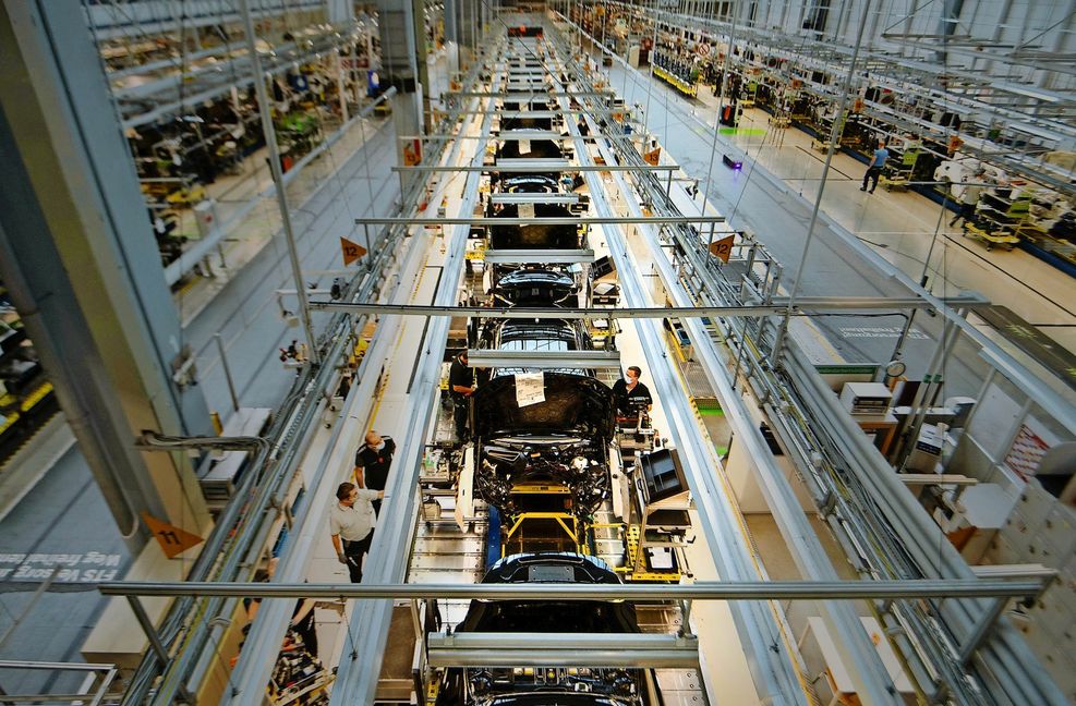Produktion der S-Klasse in Sindelfingen: Klagen über das interne Jobforum gibt es vor allem von Beschäftigten des mittleren Managements. Foto: dpa/Marijan Murat