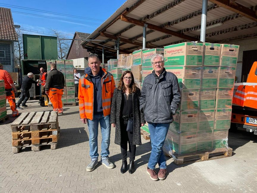 Über 500 Schlafsäcke sowie etliche weitere Hilfsgüter wurden innerhalb weniger Tage von den Schulen gesammelt. Auf dem Foto (von links): Ralf Wöschler (Leiter des Baubetriebshofs), Karolina Nourddine (Lehrerin an der Würmtalschule und Initiatorin der Aktion), sowie Stefan Kunze (Schulleiter der Würmtalschule).   Bild: z