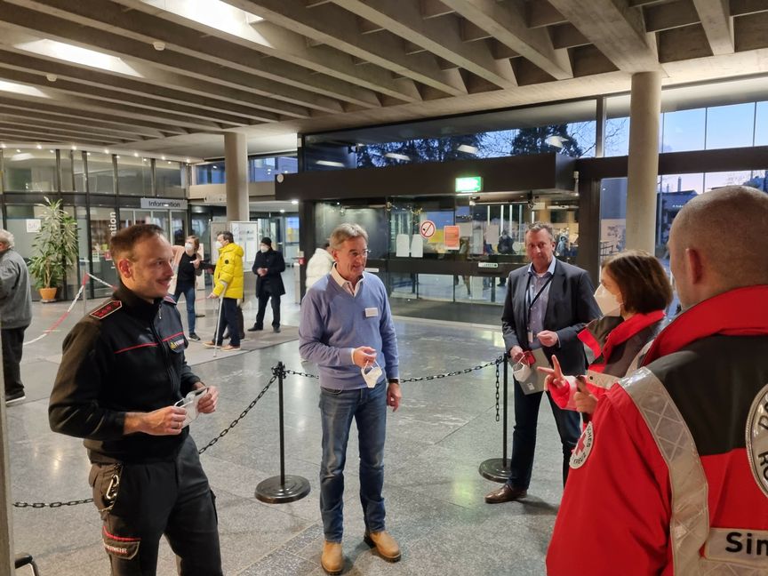 Dr. Wolfram Panzer (Zweiter von links) hat die Impf-Tagen im Sindelfinger Rathaus geleitet. Bild: Hamann/A