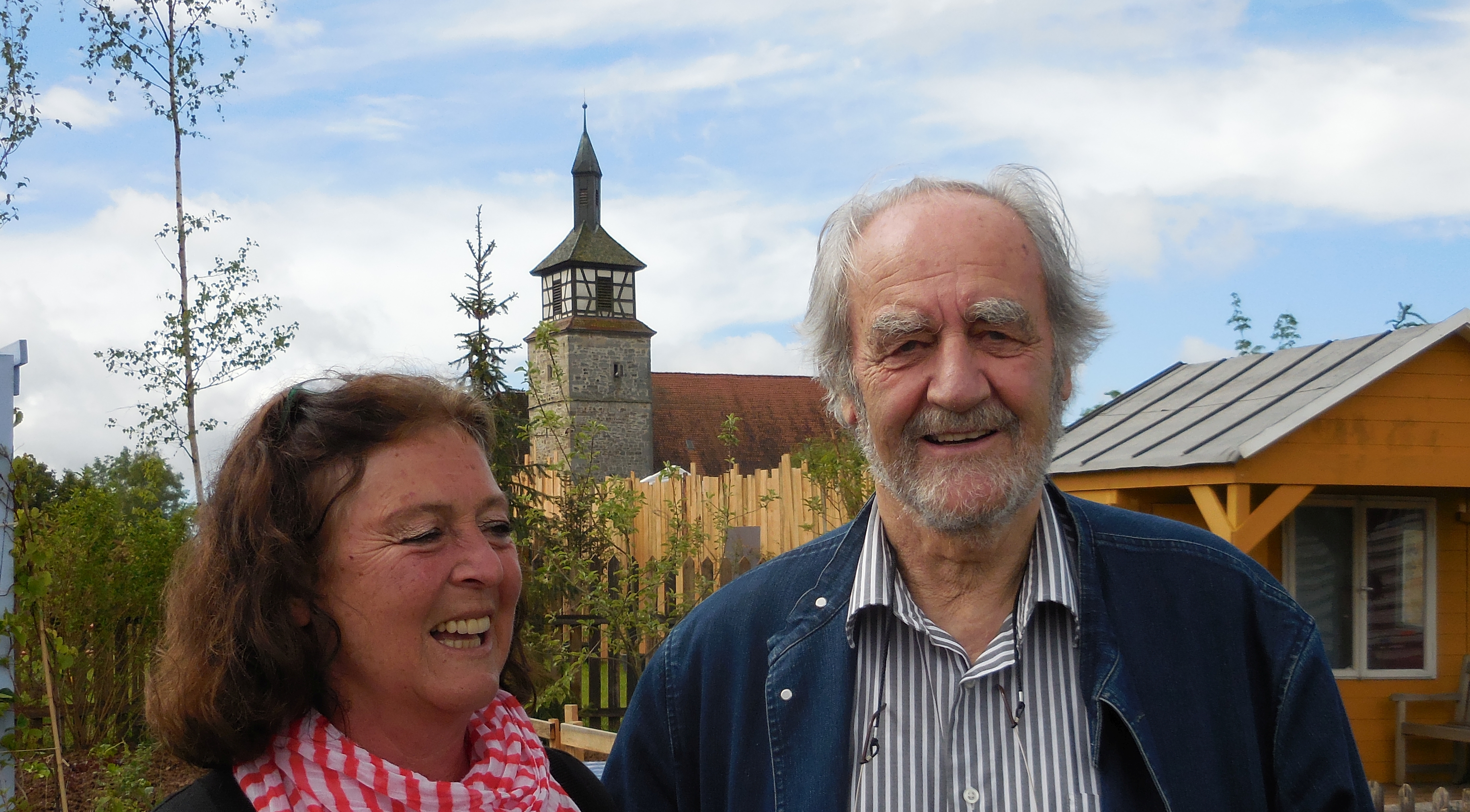 Felix Huby (rechts), 2014 zusammen mit Hildegard Plattner, der Regisseurin des Theaterprojekts “55 Sommer” vor dem Schrebergarten in Mauren.    Bild: P. Bausch