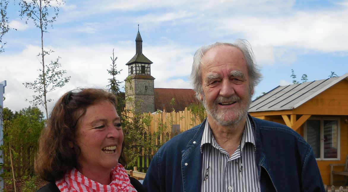 Felix Huby (rechts), 2014 zusammen mit Hildegard Plattner, der Regisseurin des Theaterprojekts “55 Sommer” vor dem Schrebergarten in Mauren.    Bild: P. Bausch