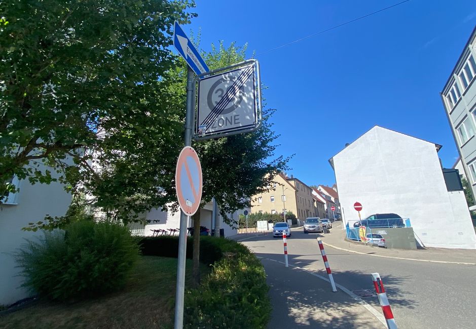 Wer auch immer verbotenerweise auf der Adelbortenstraße entgegen der vorgeschriebenen Fahrtrichtung unterwegs ist – ab der Einfahrt zur Grabenstraße verlässt er wenigstens die Tempo 30-Zone. Bild: Teufel