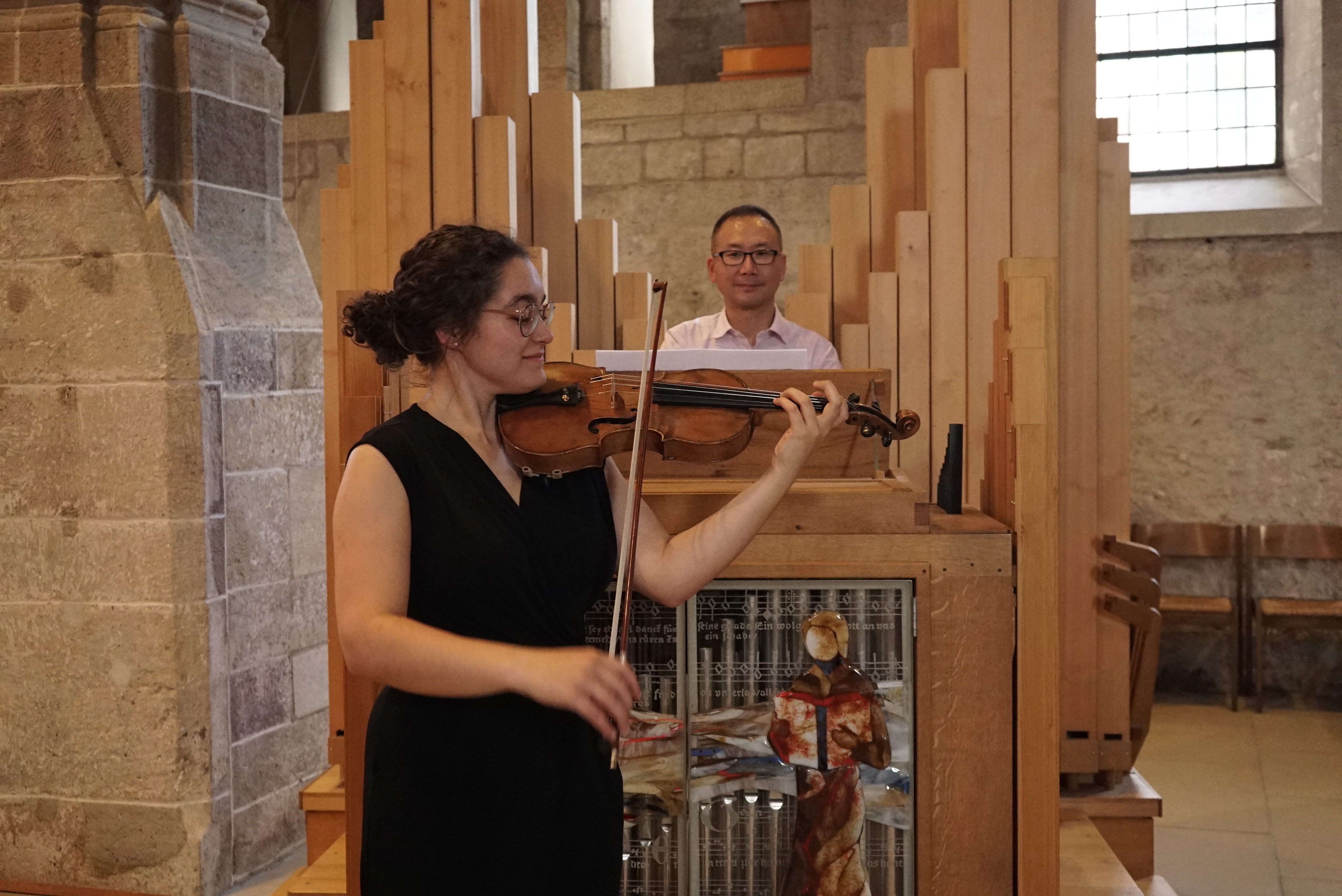 Luisa Sschwegler (Violine) und Hanzo Kim an der Trefz-Orgel Bild: Heiden
