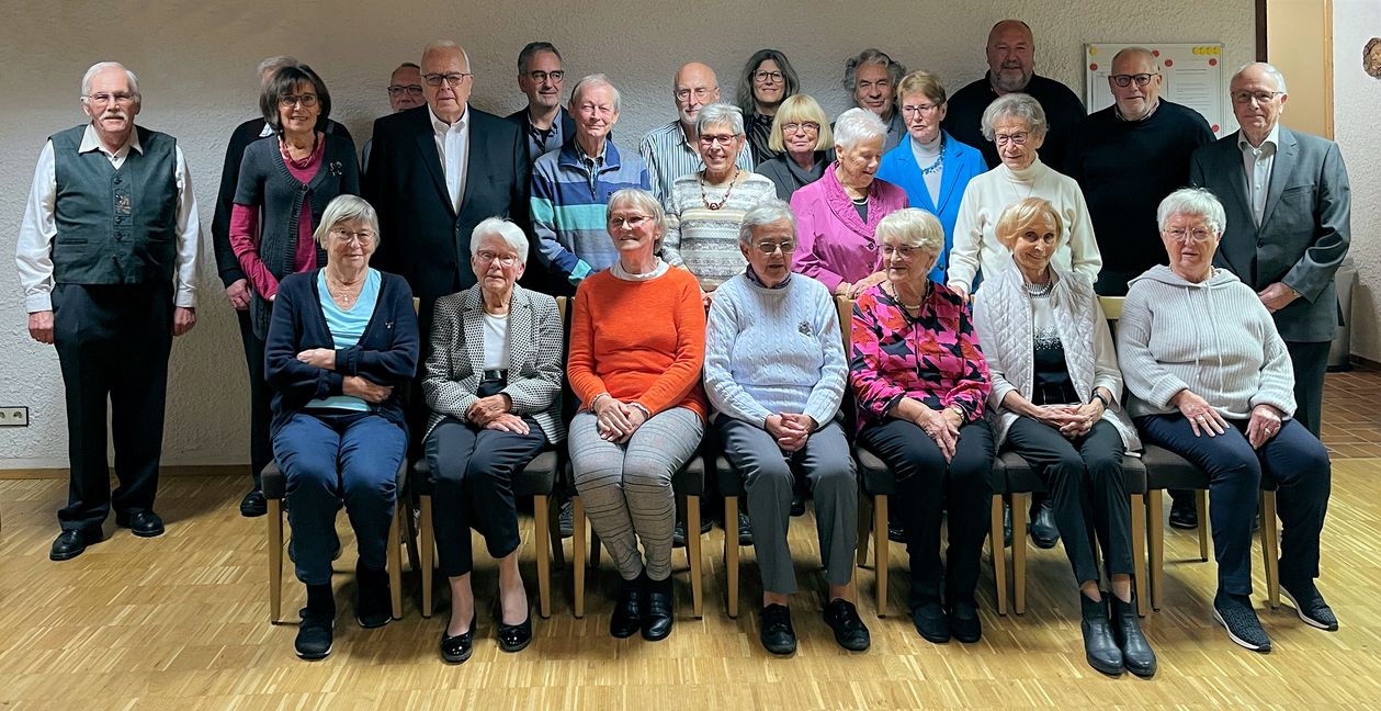 Unser Foto zeigt die Jubilare des Jahres 2022. Vordere Reihe (von links): Ute Zerner (60),  Jutta Boger (50), Theresia Wernecke (40), Liese Bullinger (60), Doris Schäfer (40), Ruth Daun (25) und  Helga Jäckel (25). Mittlere Reihe (von links): Sieglinde Hollenweger (50), Herbert Hornikel (40), Rolf Richter (40), Margrit Richter (40), Ruth Aberle (25), Gertrud Genkinger (50), Ursula Frank (40) und Gertrud Nörrlinger (40). Hintere Reihe (von links): Klaus Schlereth aus dem Vorstand, Bernd Laurer (40, verdeckt), Bernd Voland (50), Gerhard Hollenweger (40), Heinz Nüssle (40),  Jacqueline Prinz (40),  Manfred Aberle (25), Peter Genth (50), Peter Dünschede aus dem Vorstand sowie Rolf Boger aus dem Vorstand.   Bild: z