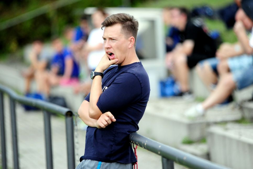 Böblingens Trainer Thomas Siegmund musste sich mangels Alternativen selbst einwechseln.  Bild: photostampe