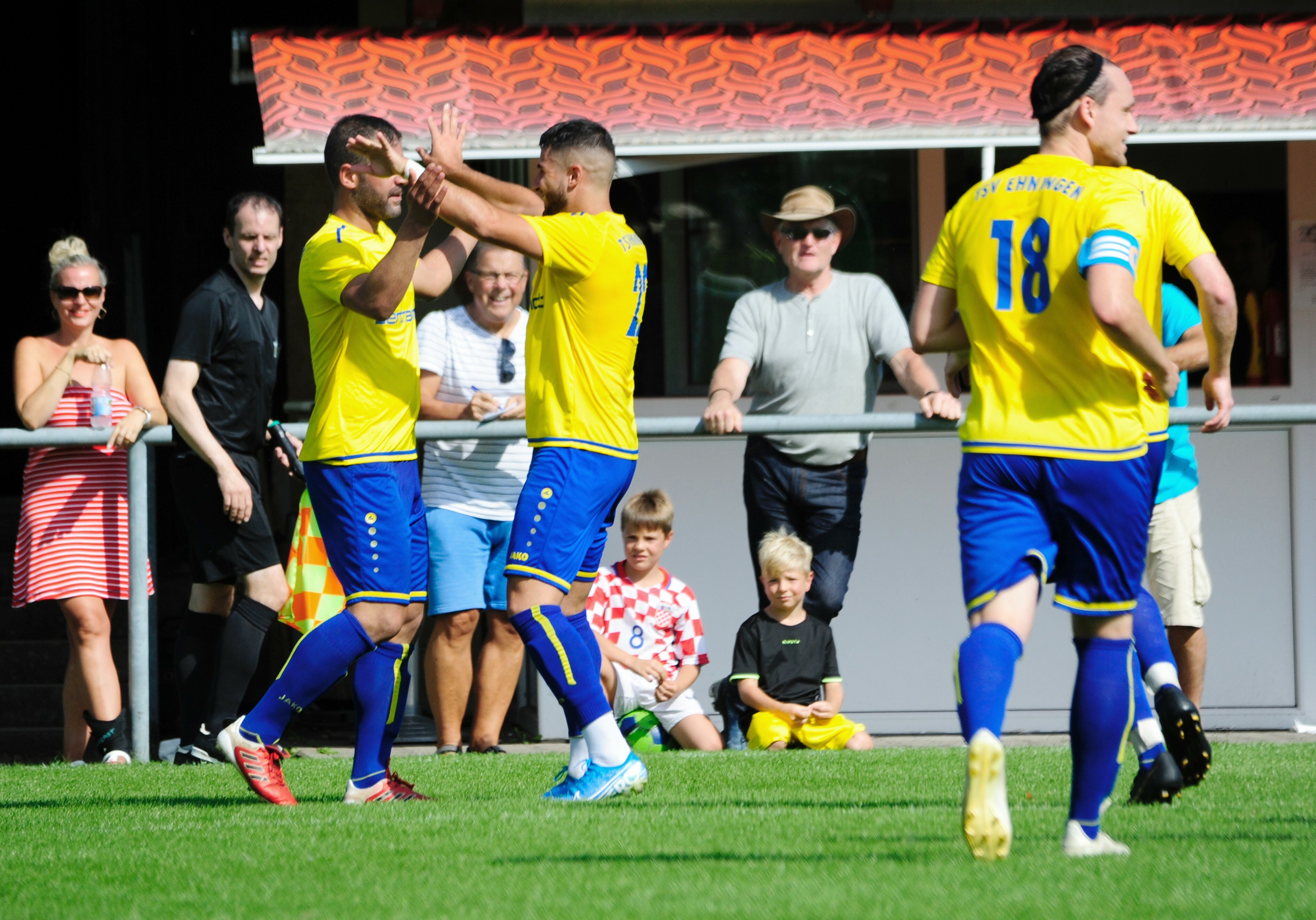 George (links) und Marcel Berberoglu freuen sich über die 2:1-Führung.  Bild: photostampe