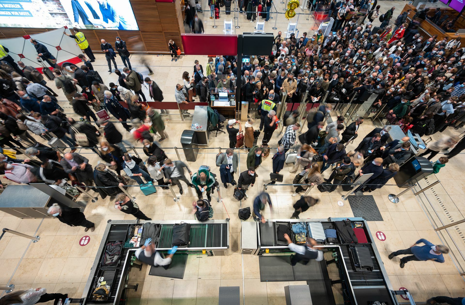 Für viele steht der Flughafen Berlin BER für Chaos und Probleme. Oft bilden sich im Terminal  Menschenschlangen, und es kommt zu langen Wartezeiten.
 Foto: dpa/Christophe Gateau