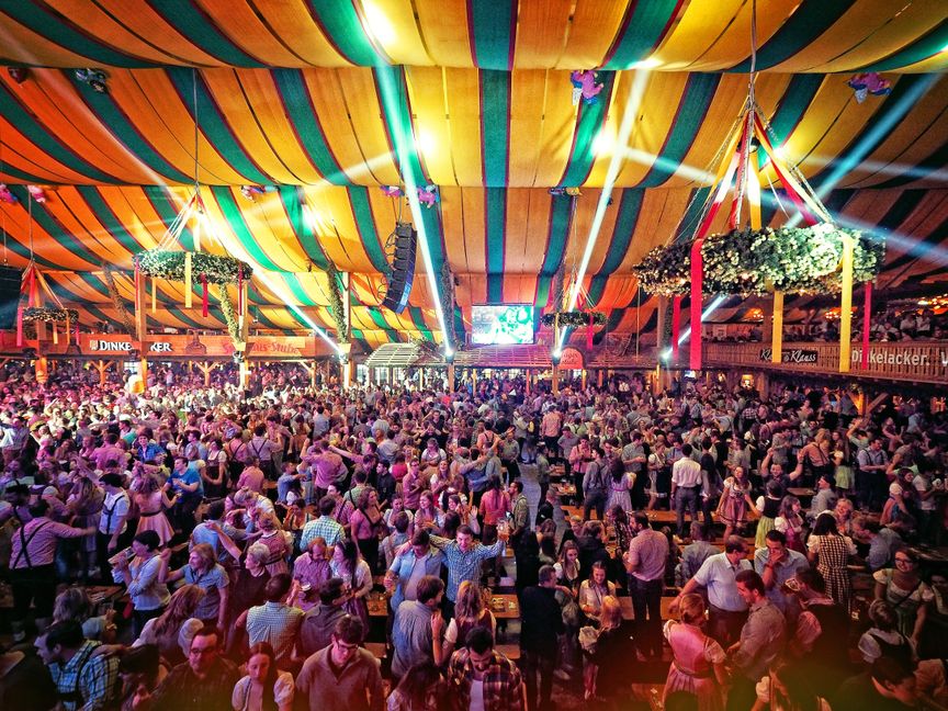 Volle Hütte im Dinkelacker-Festzelt Klauss & Klauss: So soll es ab 23. September wieder sein.  Bild: Kölmel