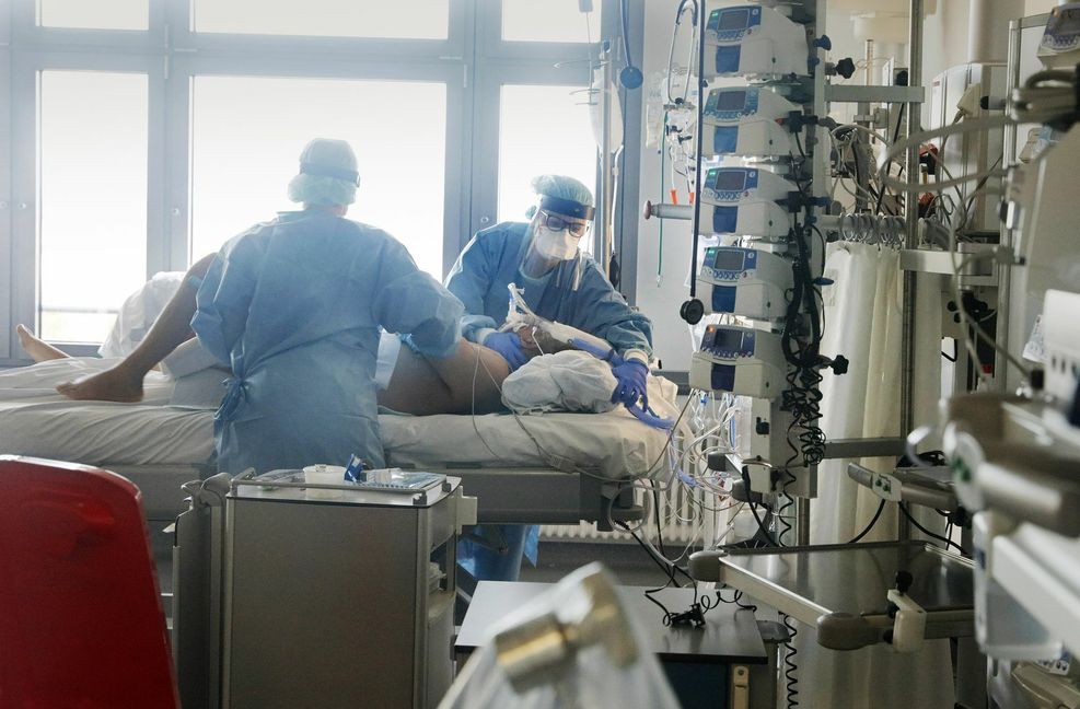 Isabell Dingler und ihre Kollegin Anika Coolens versorgen in Schutzkleidung einen Covid-Patienten im Reutlinger Krankenhaus.
 Foto: Horst Haas