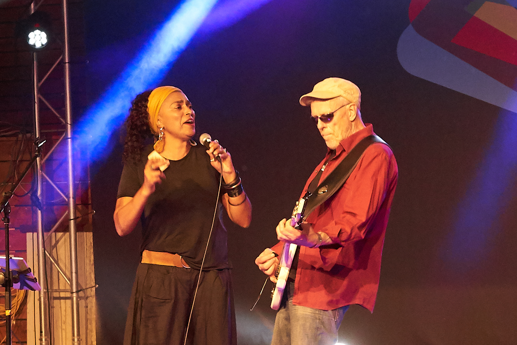 Hellmut Hattler, die deutsche E-Bass-Legende, hat gemeinsam mit der Gospel-Vokalistin Siyou als Duo "Siyou 'n' Hell" das Publikum in der Alten Tüv-Halle zwei Stunden lang begeistert.     Bild: Heiden