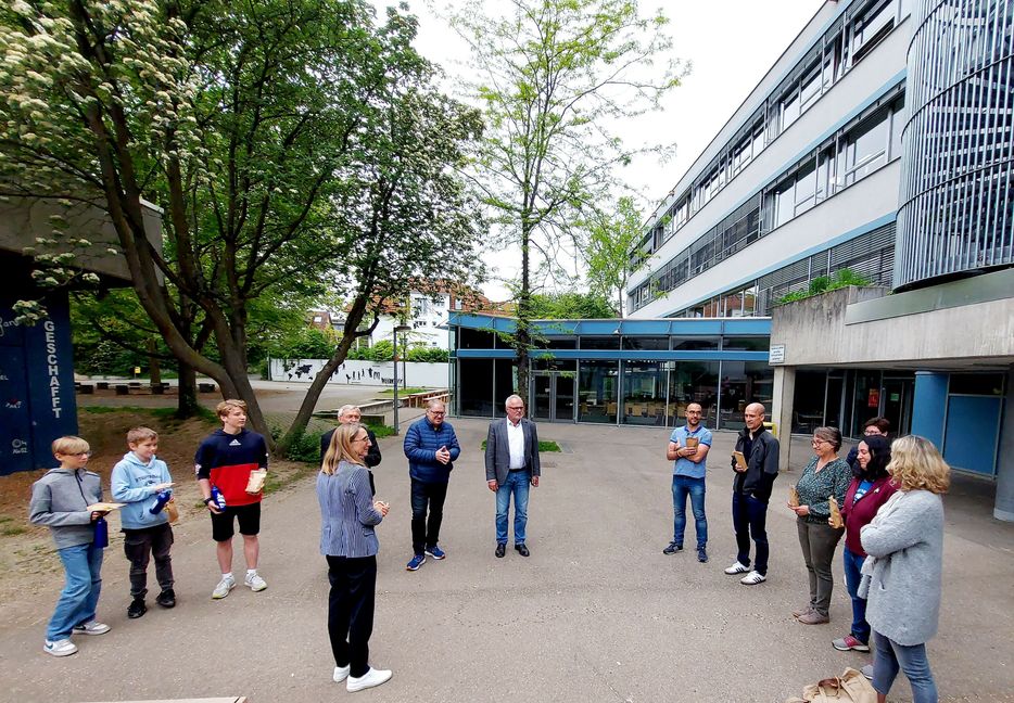 Bei der Preisverleihung der Outdoor Challenge am Stiftsgymnasium: Dr. Karl Peter Hoffmann von den Stadtwerken (Mitte), neben ihm Jürgen Haar von "Nachbarn in Not",  Ulrich Kurt Weber von der Bürgerstiftung, Lehrerin Sanne Mäusling sowie die drei geehrten Schüler Josiah Springer, Jonas Treutler und Samuel Springer.     Bild: z