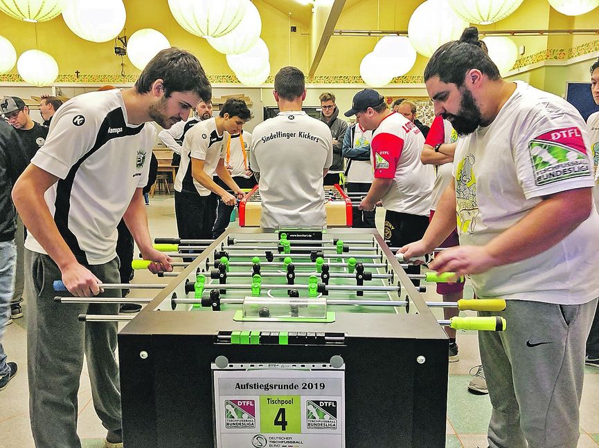 Luan Münchberg (links vorne spielend) und Bastian Meister (links hinten spielend) steuerten wertvolle Siege zum Zweitliga-Aufstieg der Sindelfinger Kickers bei. Bild: z