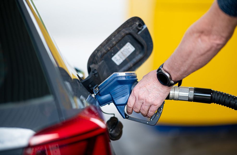 Der CO2-Preis steigt zum 1. Januar 2024 auf 45 Euro je Tonne. Damit werden das Tanken und das Heizen mit Öl oder Gas teurer. Bild: z