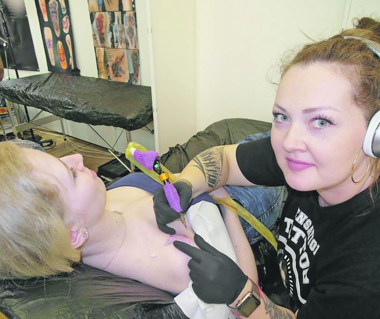Die aus Russland stammende Tattoo-Künstlerin Tanja Ramirez sticht ihrer Kundin ein realstisch gestaltetes Schmetterlingsmotiv – was über eine Stunde dauert. Bild: Staber