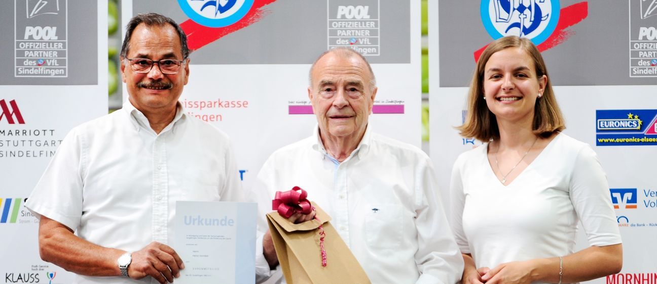 Präsident Dr. Heinrich Reidelbach und Geschäftsführerin Anne Köhler nehmen das neue Ehrenmitglied Heinz Hornikel in die Mitte. Bild: Photostampe