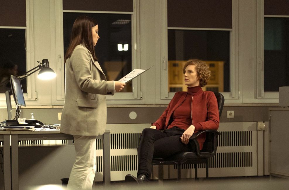 Liv Moormann ist Berufsanfängerin, BKA-Ermittlerin Linda Selb bereits mit allen Wassern gewaschen – daraus ergibt sich gleich zum Auftakt manche Spannung zwischen den beiden. Foto: Radio Bremen