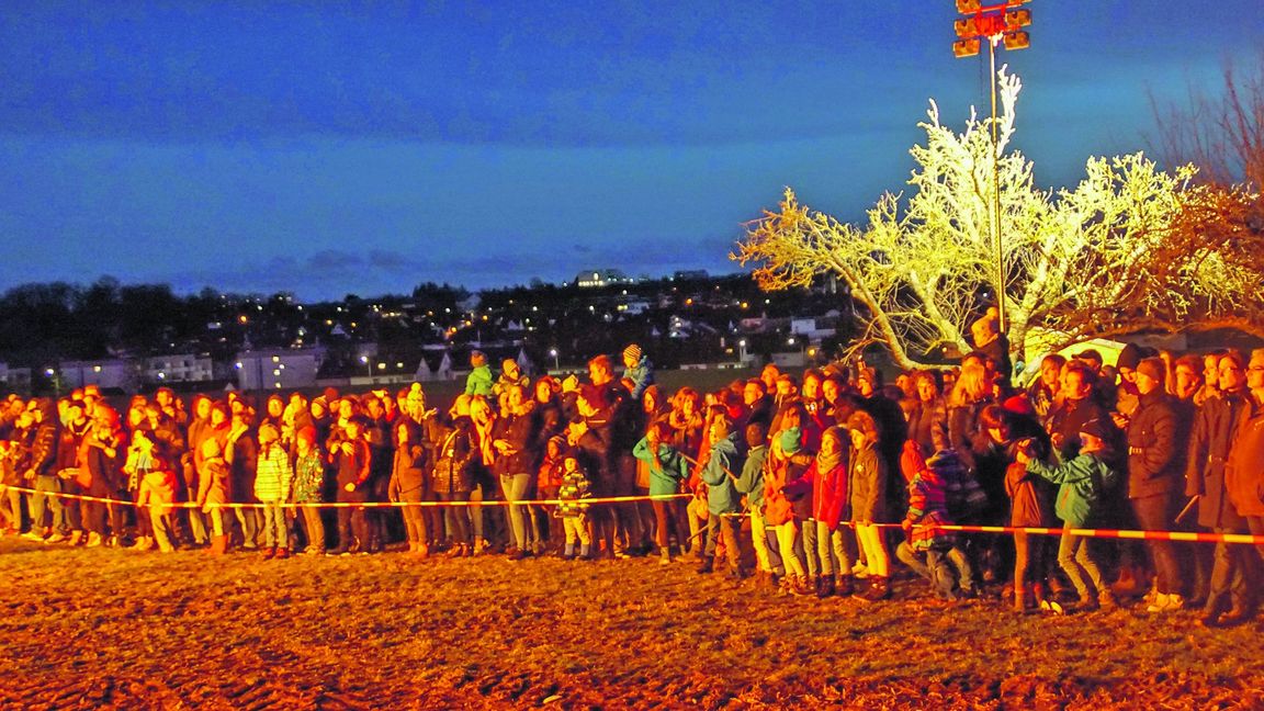 Im Schein des Magstadter Funkenfeuers beobachteten über 1000 Besucher die Feuergewalt, die von Sturmtief Dragi noch beschleunigt wurde. Bild: Dettenmeyer