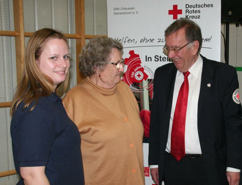 Hat vor sage und schreibe 62 Jahren bei der ersten DRK-Blutspendeaktion in Böblingen mitgeholfen: Helga Bäuerle (Mitte). Präsident Michael Steindorfner gratulierte herzlich. Links Diana Hubert, seit fünf Jahren bei den DRK-Blutspendeaktionen in Rutesheim und Leonberg engagiert.